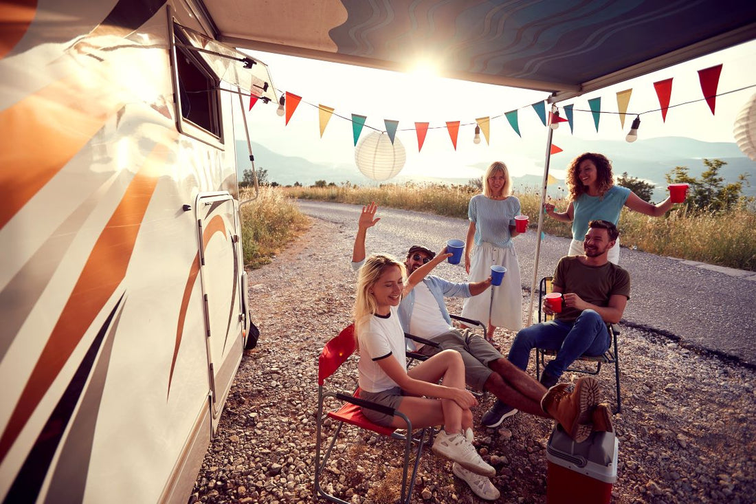 Brindisi e risate! Ecco cosa serve per un viaggio in camper con gli amici