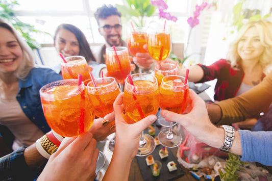 Perché gli aperitivi poco alcolici sono un trend da gustare in compagnia